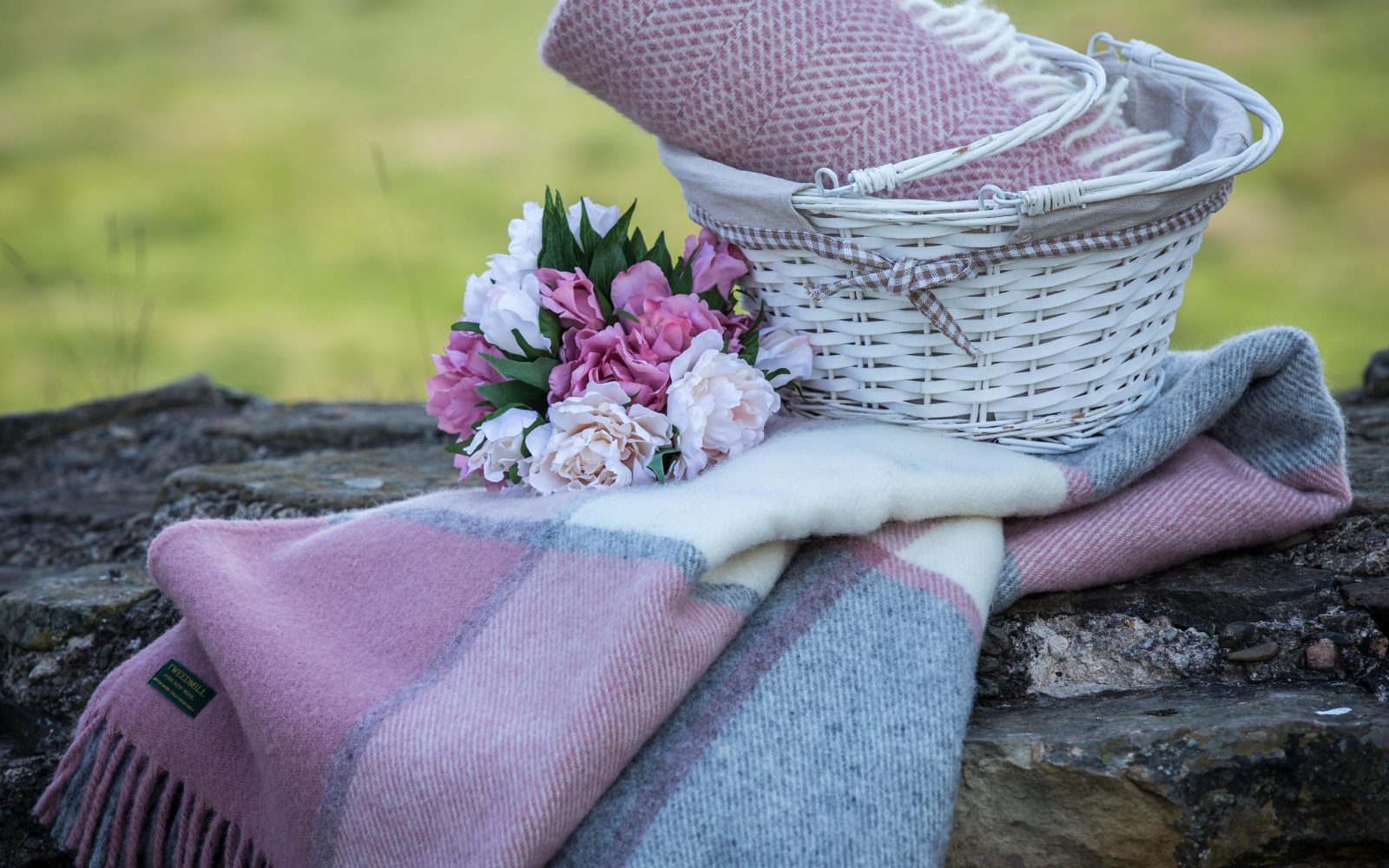 Tweedmill throws - pinks